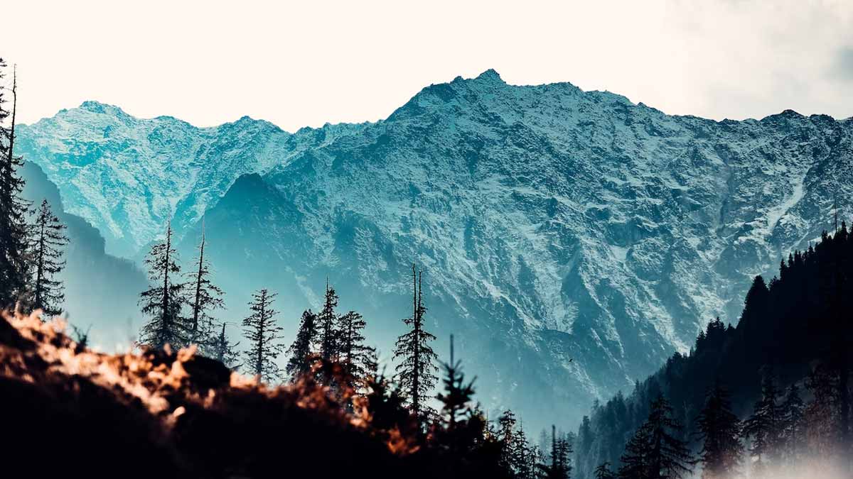 manali-roads-blocked-hill-stations-in-india